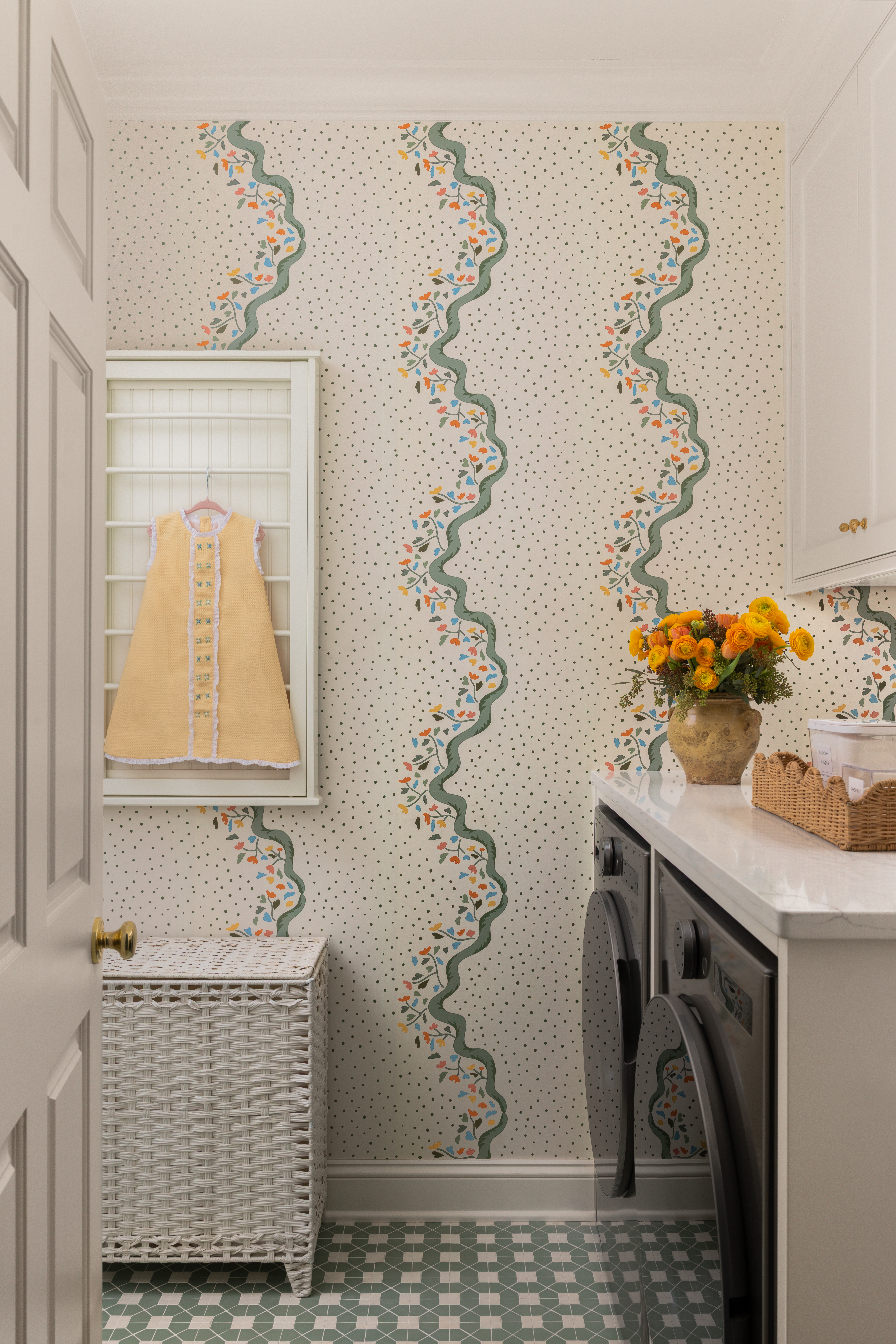 Laundry room with multi-color wallpaper 